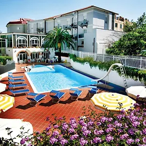 Riviera 3 Stelle Con Piscina Estiva Gratuita E Garage A Pagamento Spotorno
