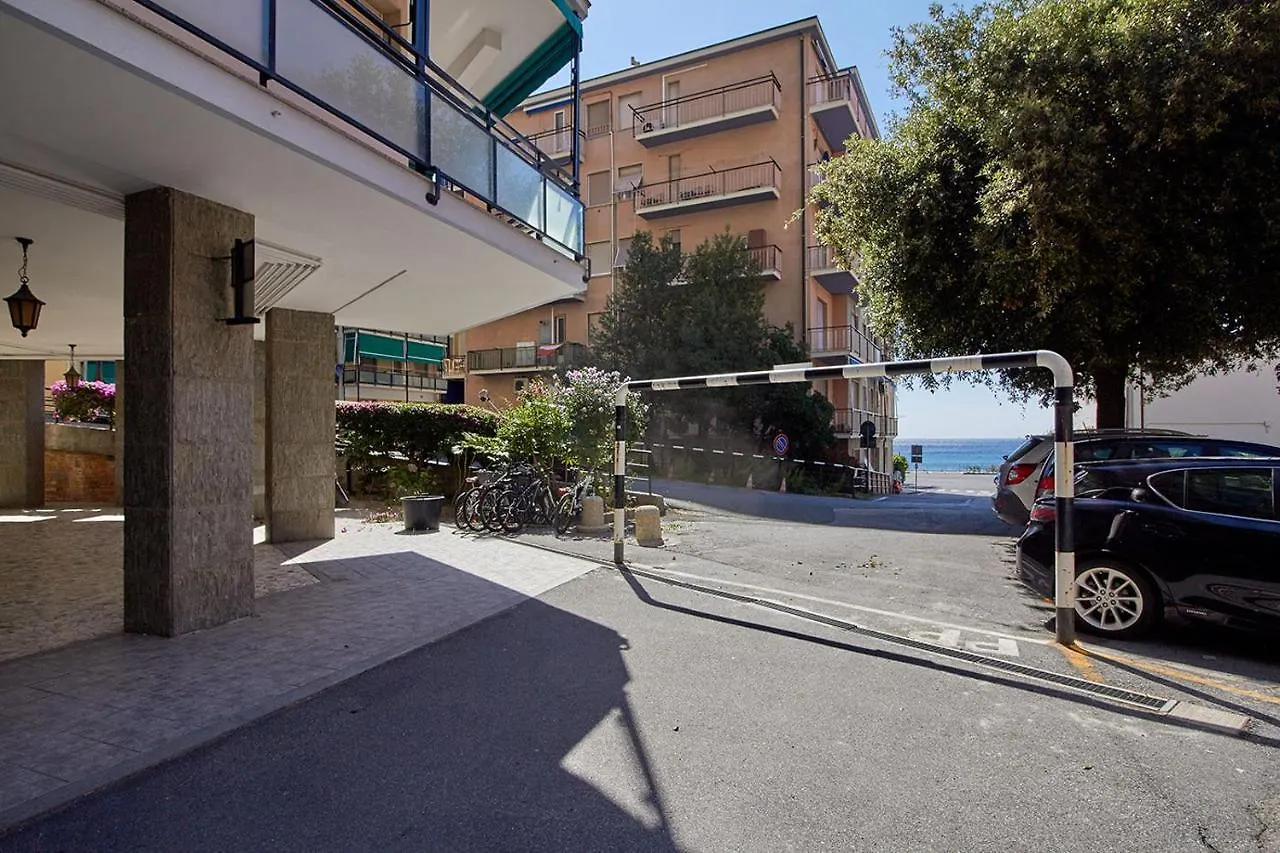 Rivierarent Spotorno Beach